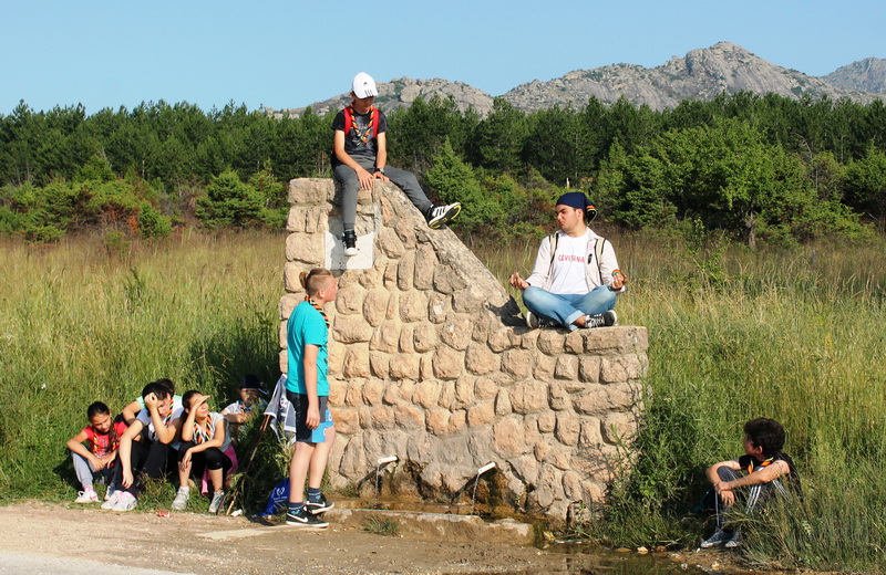 2. Пред чешмата на прилепско езеро