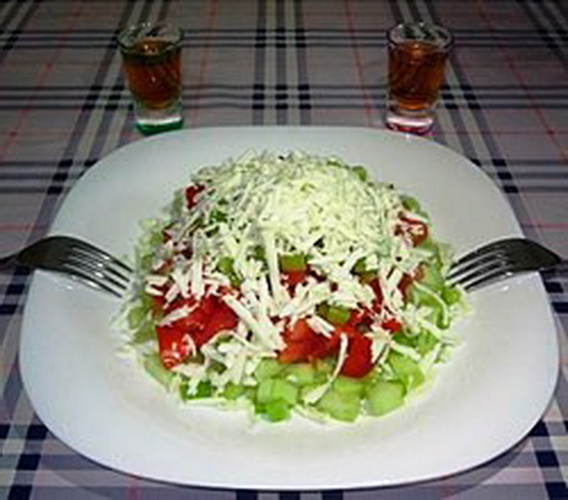 2. Шопска салата со ракија