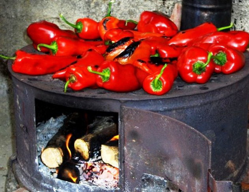 5.2. Печење пиперки за ајвар на шпорет на оган