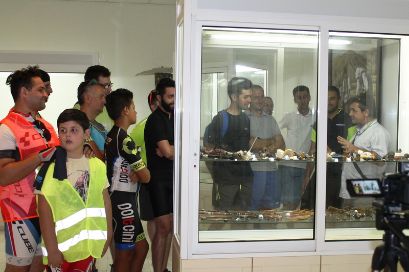 5. Александар Цветкоски кустос во Музеј за тутун Прилеп со вело љубителите 2