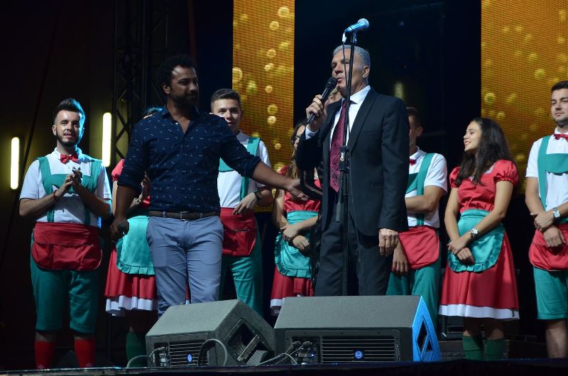 B10. Градоначалник Илија Јованоски на сцена