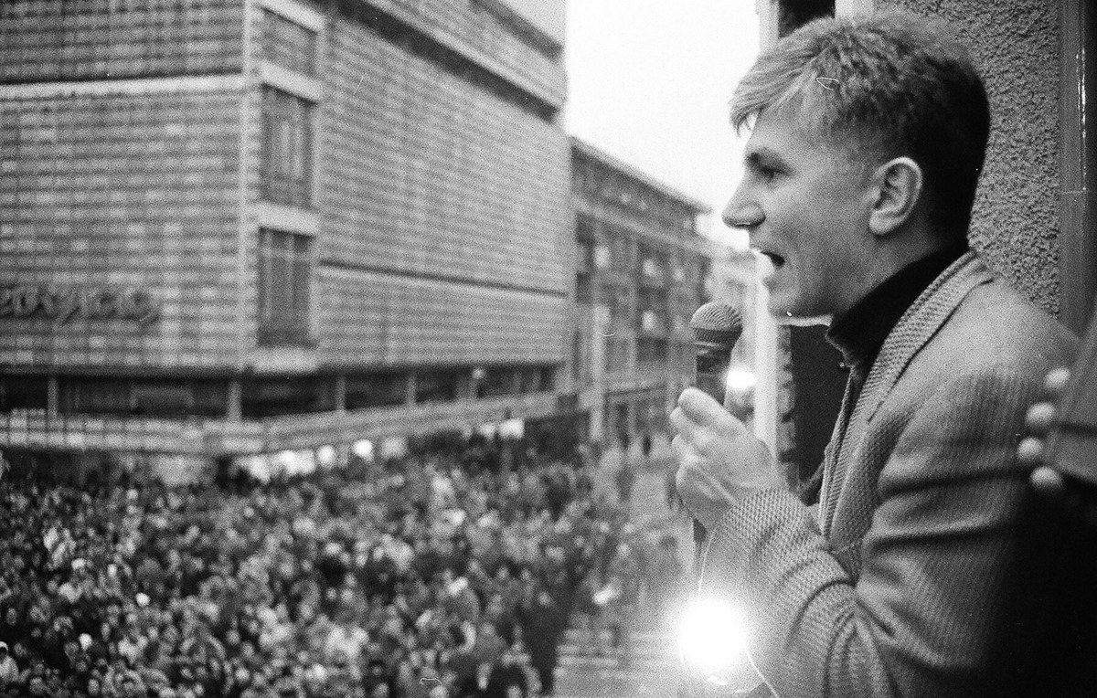 File photo. Zoran Đinđić speaking at the citizen protests against the Slobodan Milošević regime in Niš in 2000.