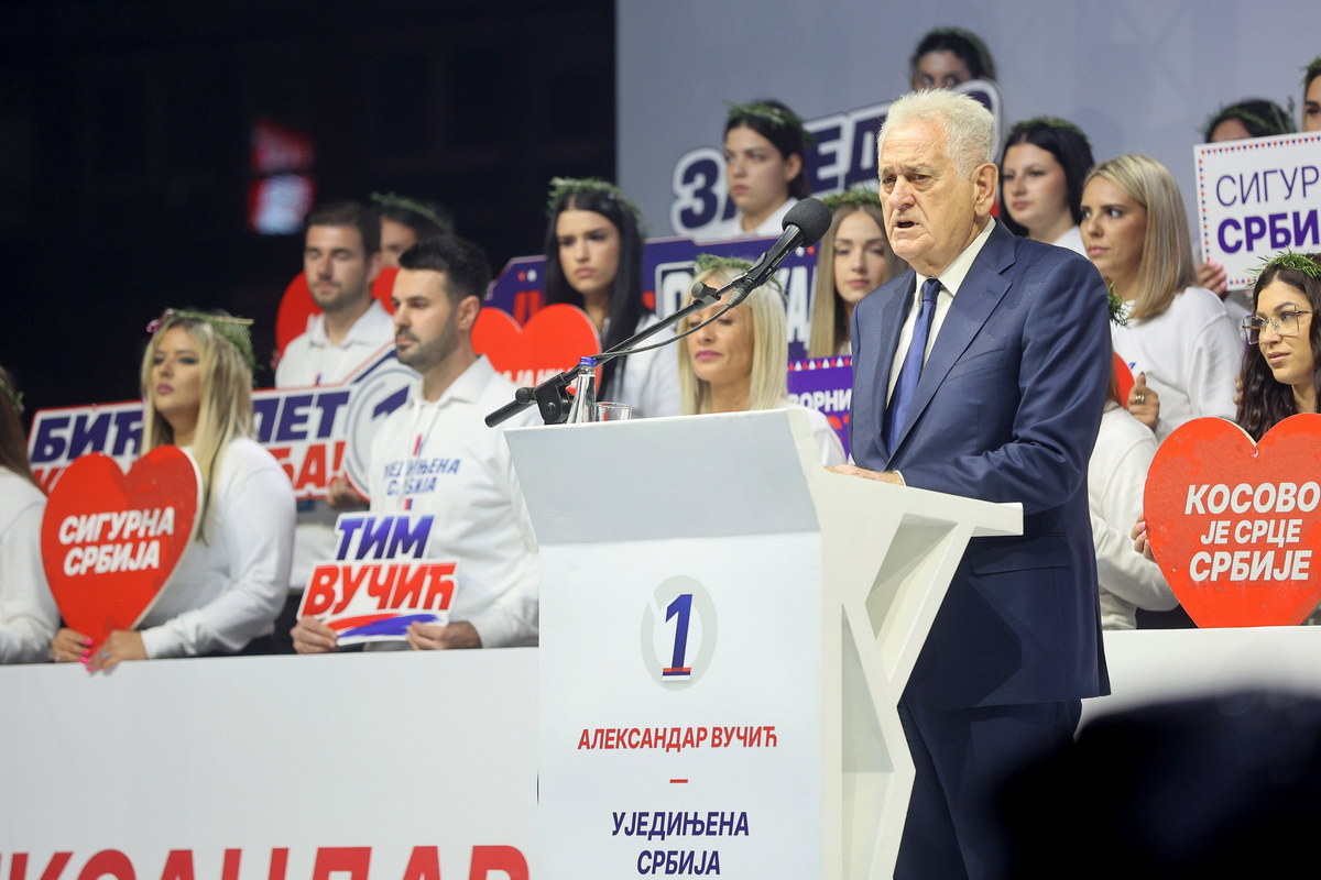 Tomislav Nikolić speaks during an SNS election rally in Niš.