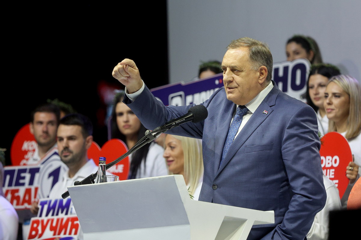 Milorad Dodik speaks during an SNS pre-election rally in Niš.