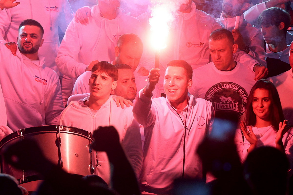 Supporters gree a speech by Aleksandar Vučić during the "Aleksandar Vučić for Prime Minister" election rally in Niš.