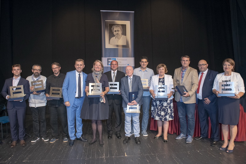 Dobitnici počasnih nagrada i čelni ljudi Fondacije Idriz Jakupović 800