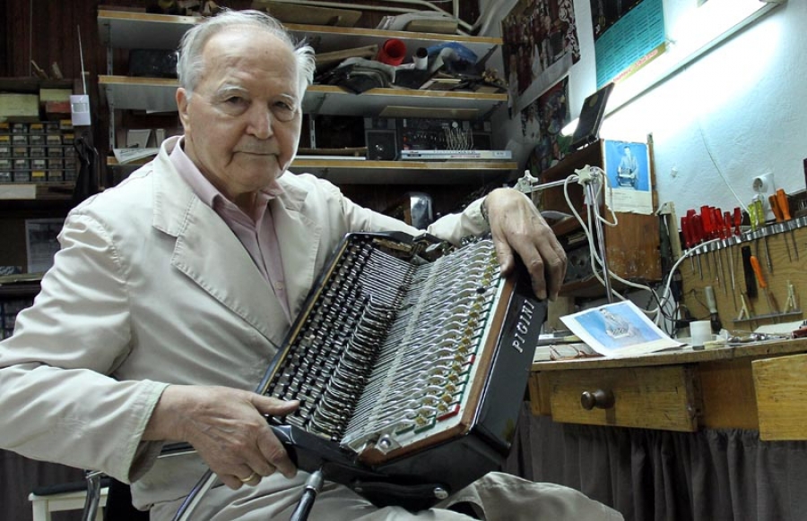 Nišlija Dragi Gadžihanac sedam decenija popravlja harmonike