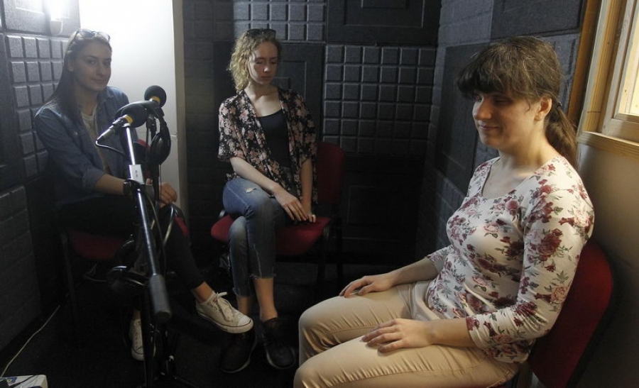 Slepa devojka iz Niša uspešan novinar lokalnog radija