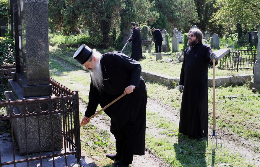 Viladika Teodosije, sveštenici i gradonačelnik čistili Staro grobolje u Nišu