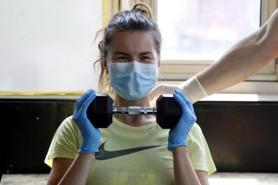 Rade i teretane – trening pod maskom i sa rukavicama