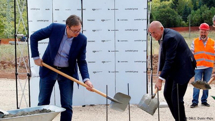 Lopata betona za trešnju na torti