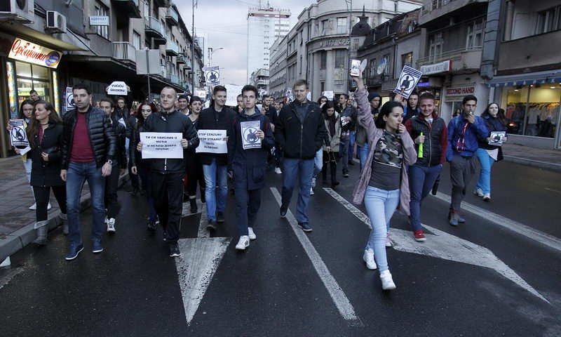 protest mladih u nisu 10