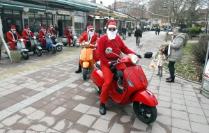 Deda Mrazovi na vespama obradovali mali&scaron;ane iz Doma "Du&scaron;ko Radović"