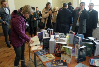 Ambasador Davenport uručio set akademskih izdanja o EU Univerzitetskoj biblioteci u Ni&scaron;u