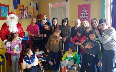 Jelena Lutovac i Nikola Obradović kupili novogodišnje poklone za djecu sa posebnim potrebama