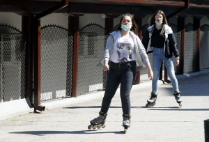 Zabrana kretanja starijima za roditelje male dece dupli problem